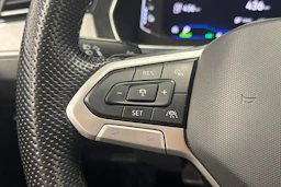 valkoinen Volkswagen Passat 2021 kuva 19.