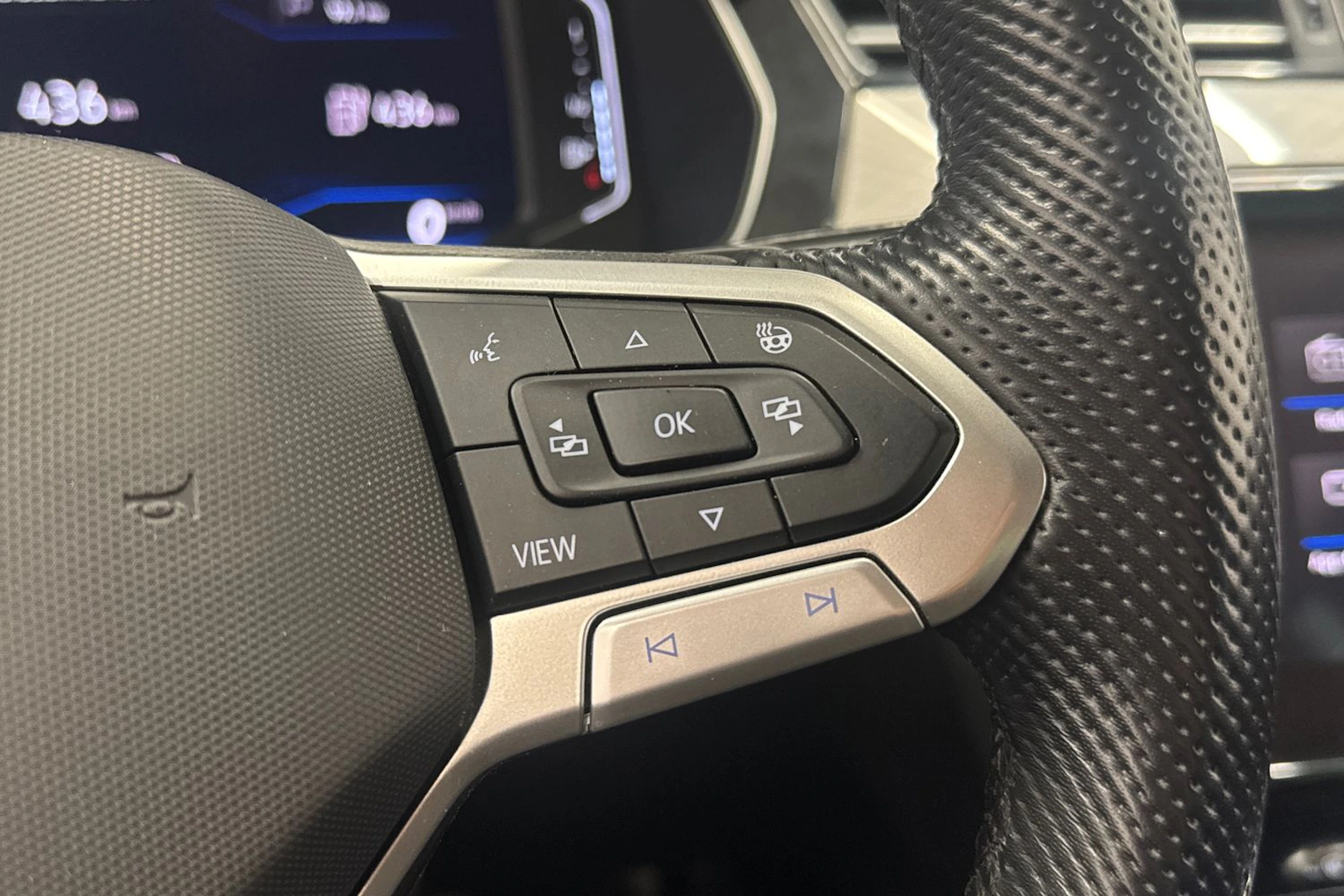 valkoinen Volkswagen Passat 2021 kuva 20.