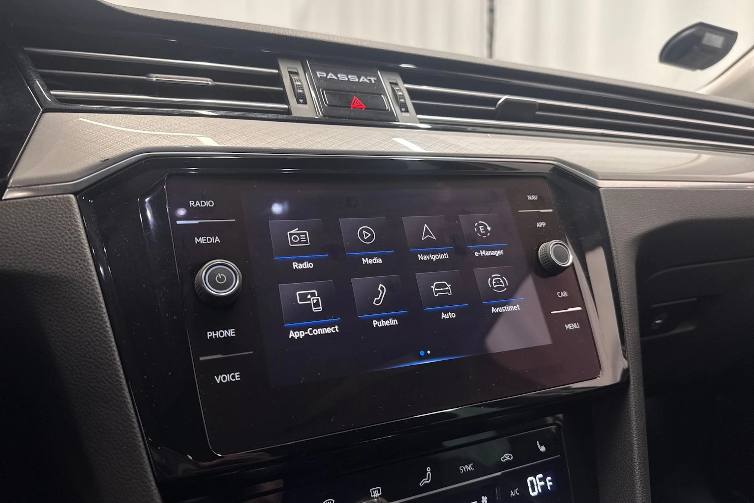 valkoinen Volkswagen Passat 2021 kuva 21.