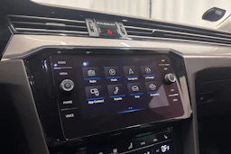 valkoinen Volkswagen Passat 2021 kuva 21.