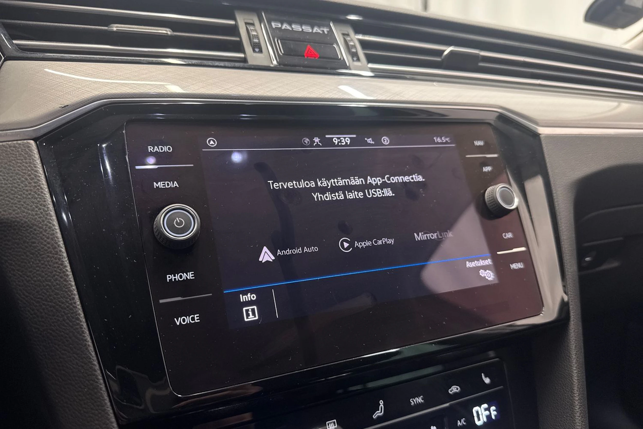 valkoinen Volkswagen Passat 2021 kuva 23.