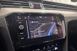 valkoinen Volkswagen Passat 2021 kuva 24.