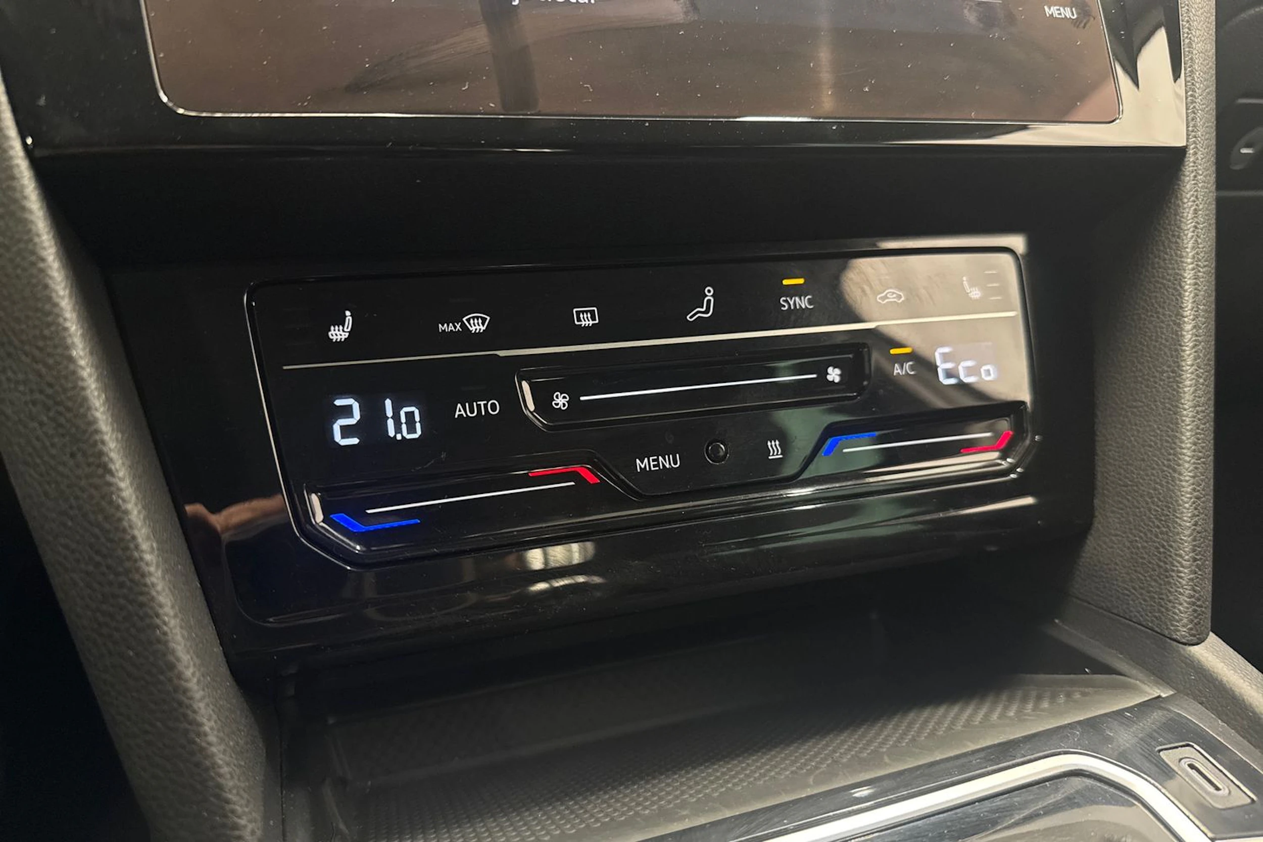 valkoinen Volkswagen Passat 2021 kuva 26.