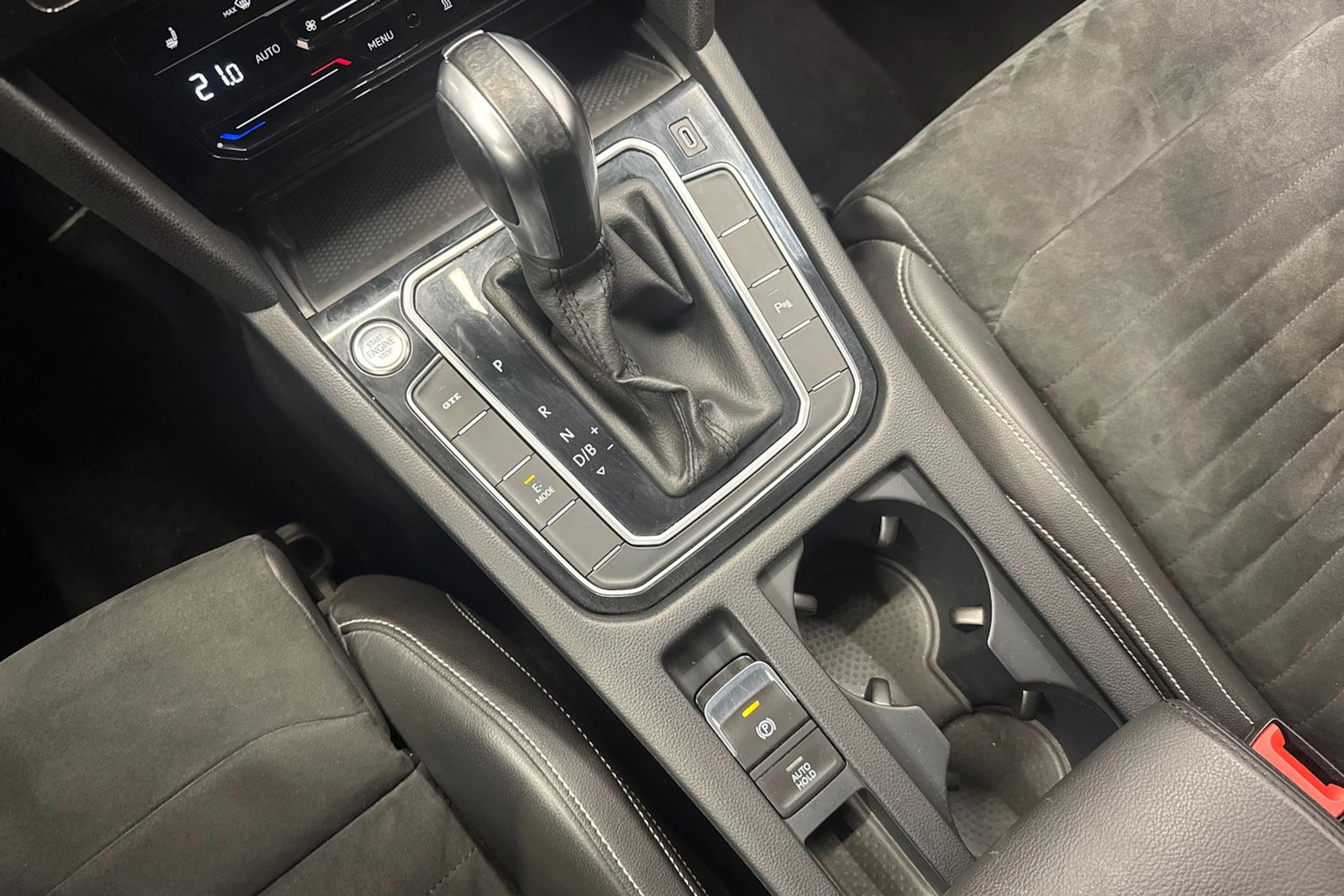 valkoinen Volkswagen Passat 2021 kuva 27.