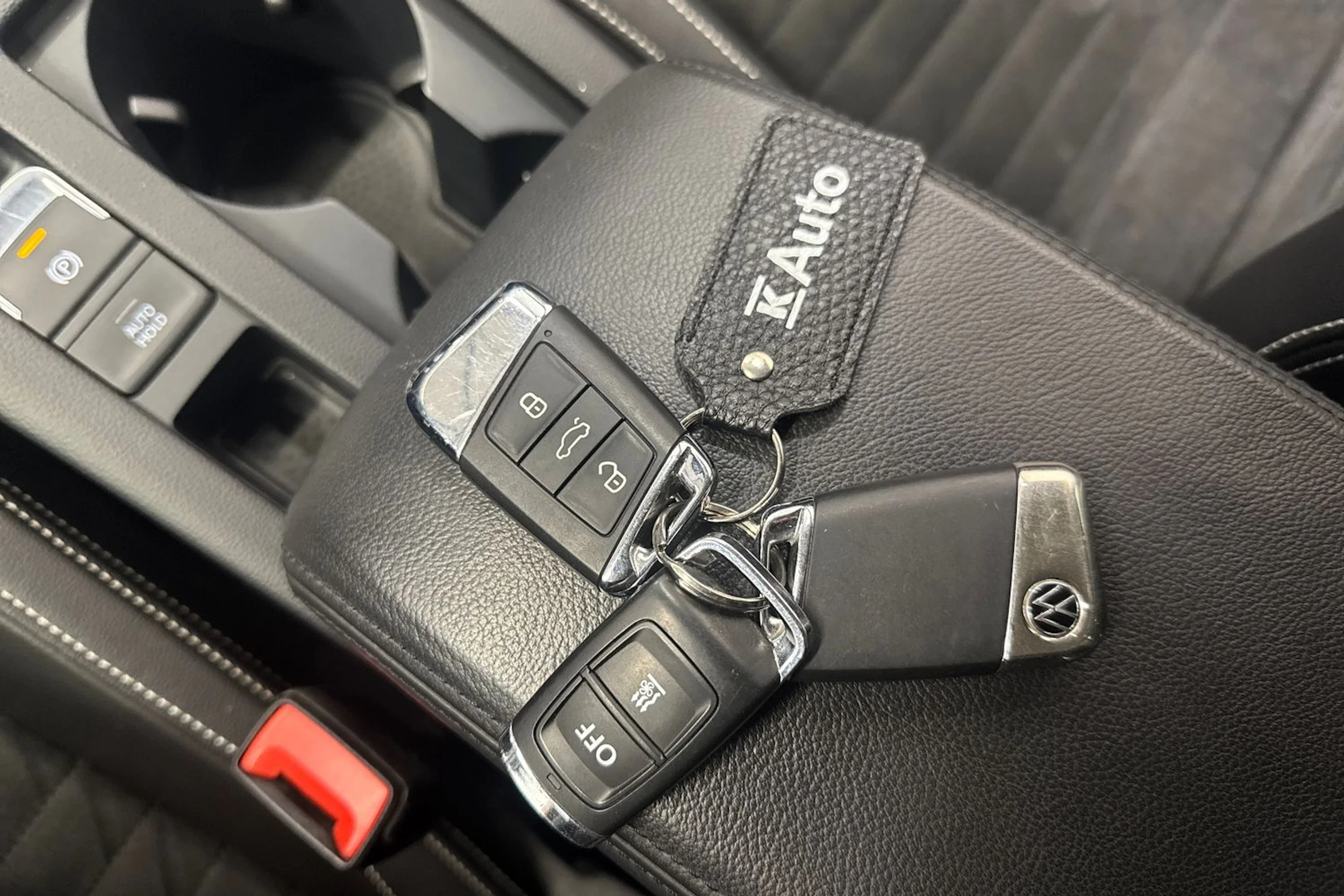 valkoinen Volkswagen Passat 2021 kuva 28.