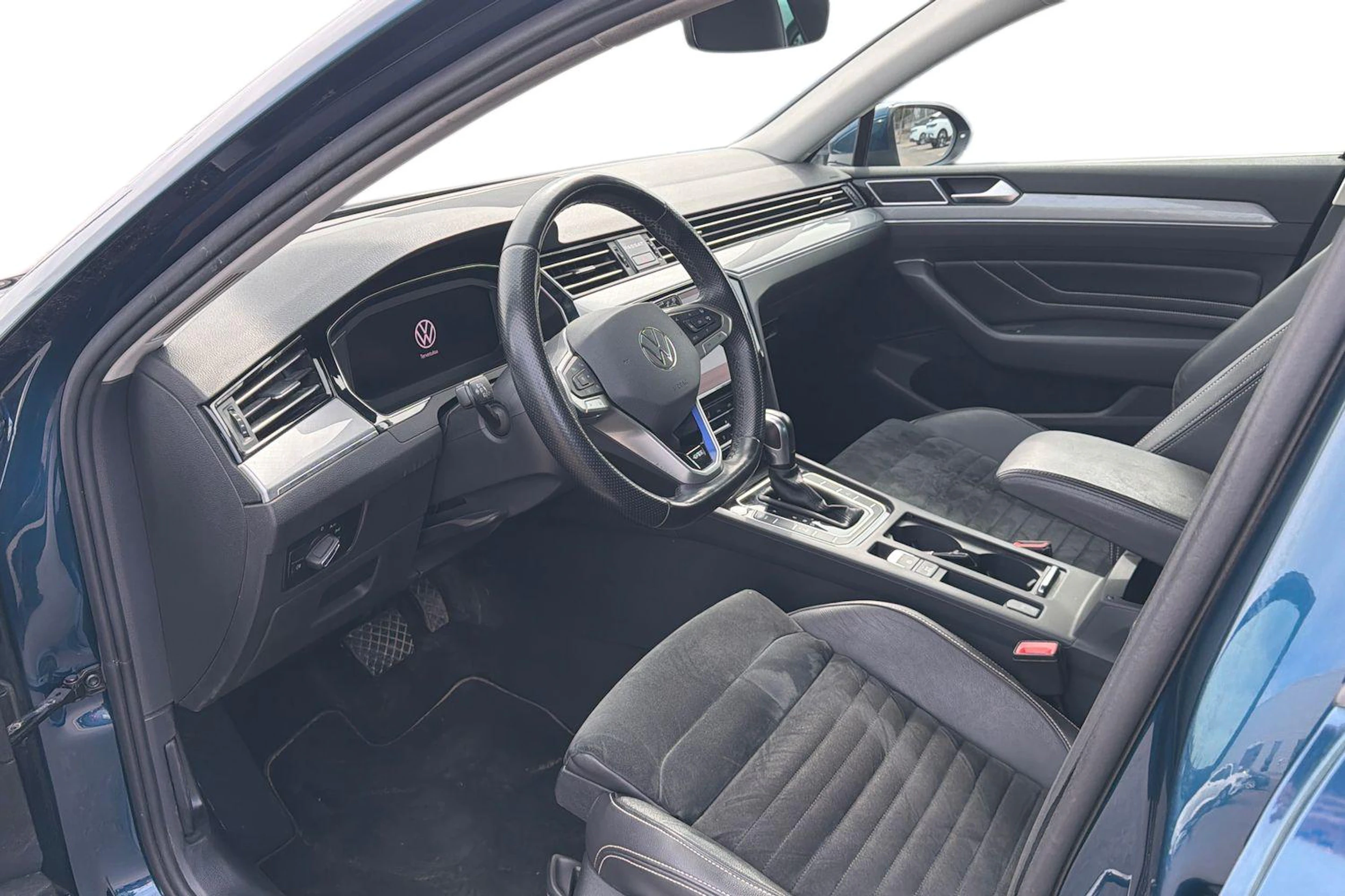 sininen Volkswagen Passat 2021 kuva 8.
