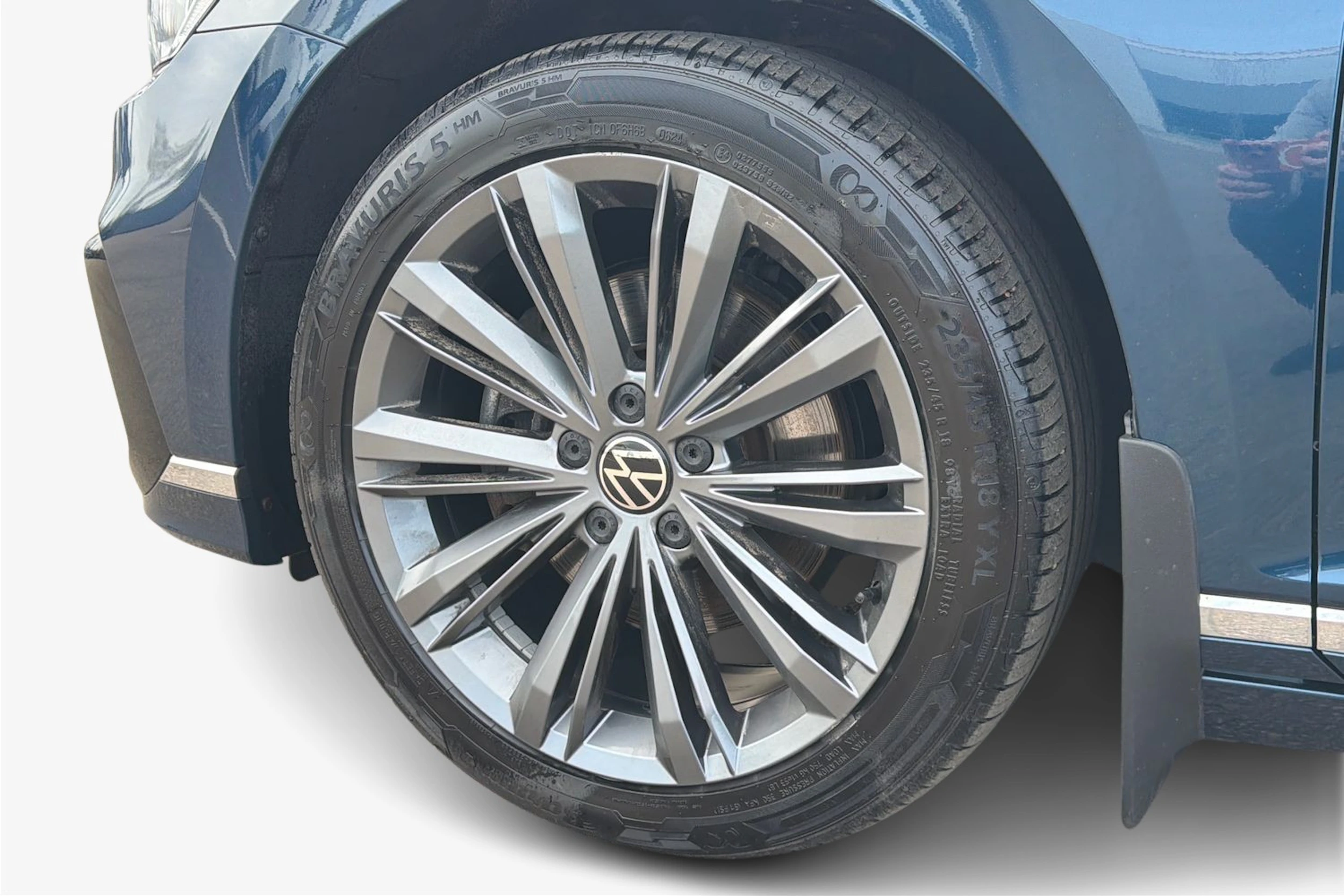 sininen Volkswagen Passat 2021 kuva 12.