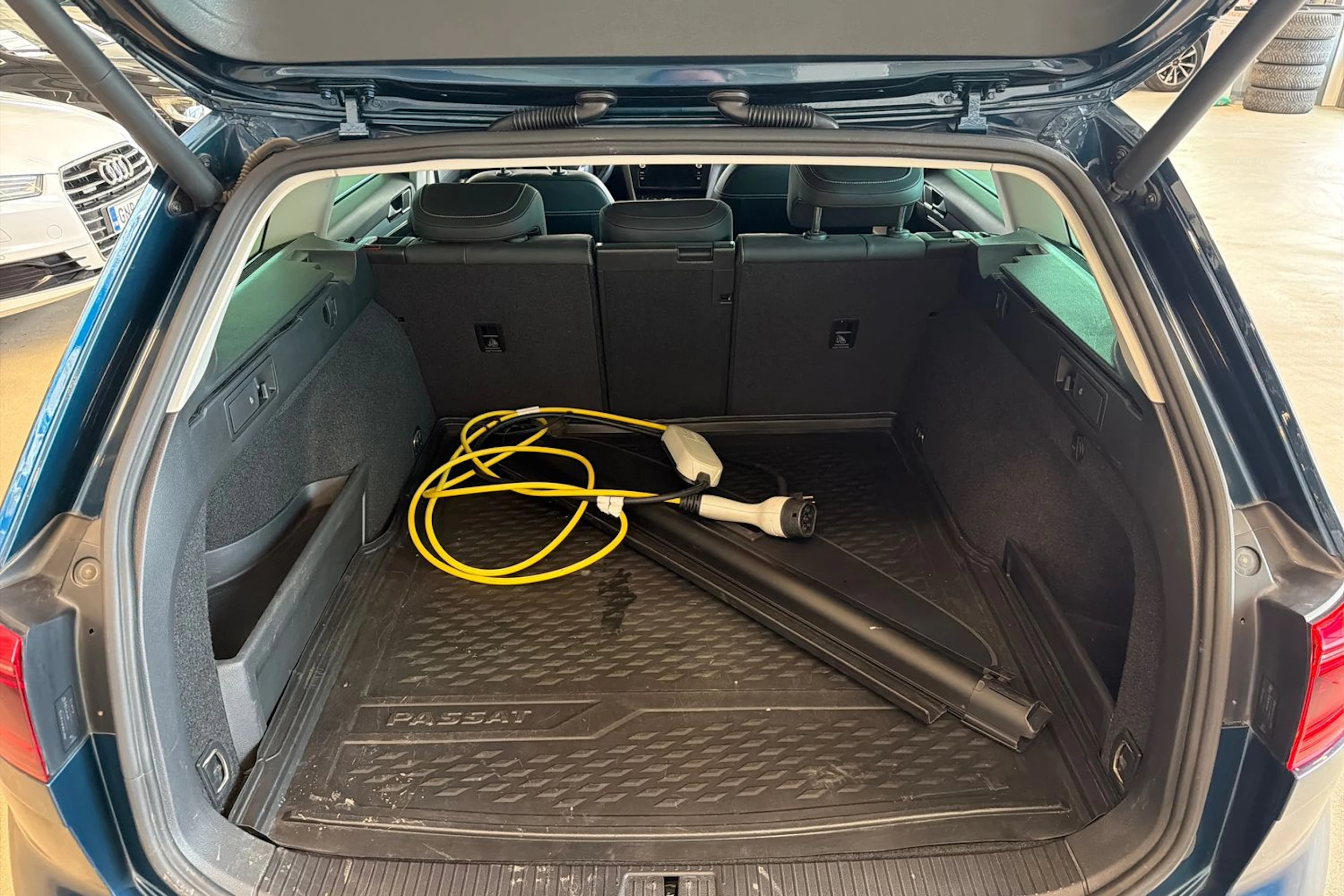 sininen Volkswagen Passat 2021 kuva 16.