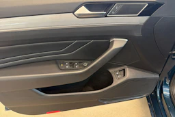 sininen Volkswagen Passat 2021 kuva 22.