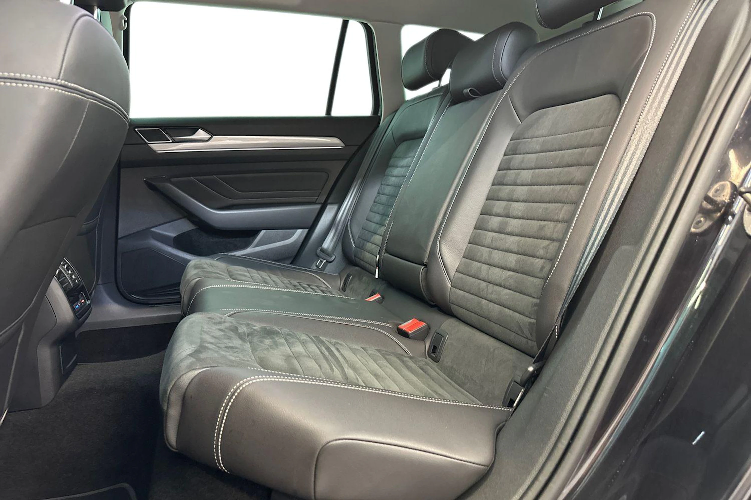musta Volkswagen Passat 2021 kuva 8.