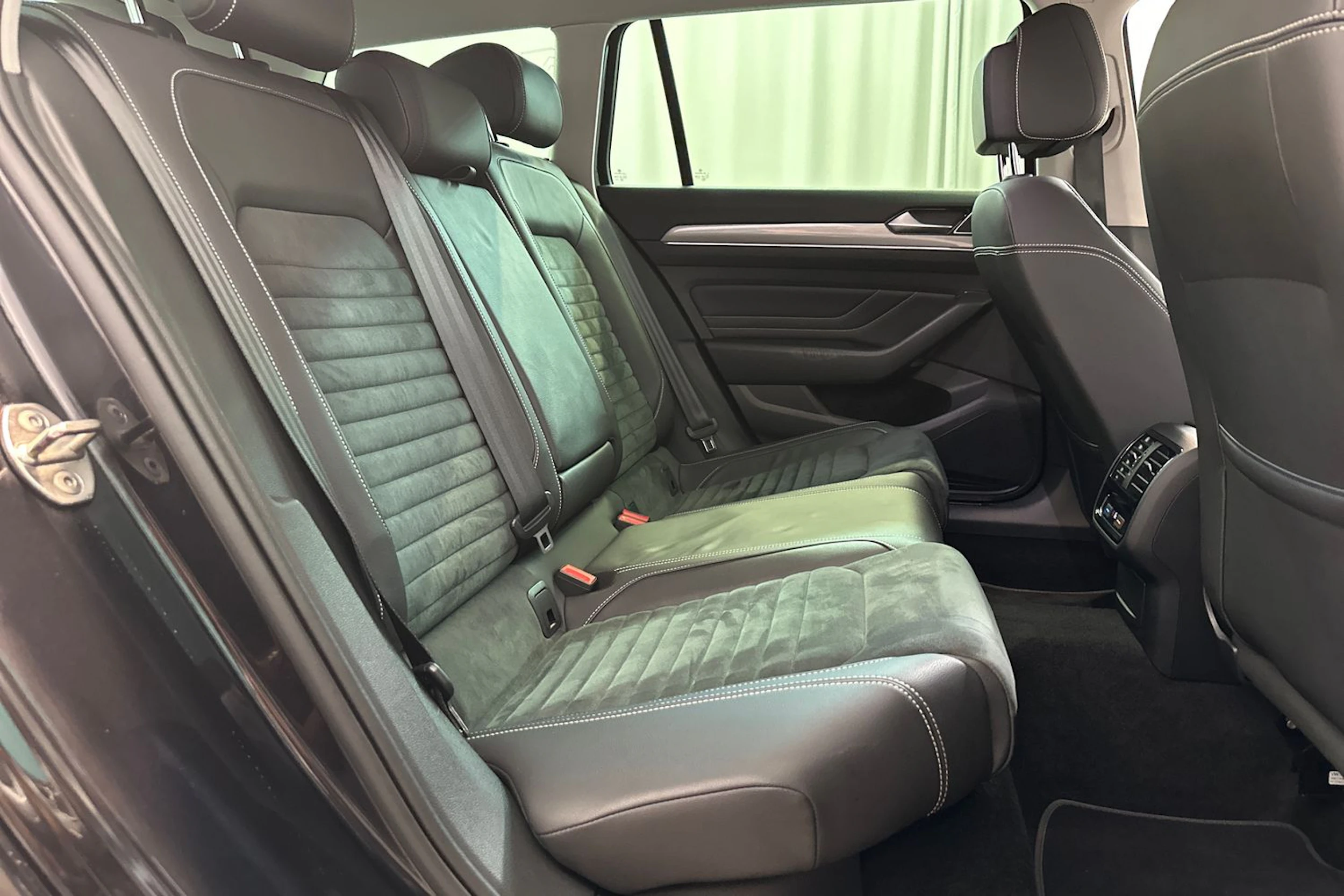 musta Volkswagen Passat 2021 kuva 10.