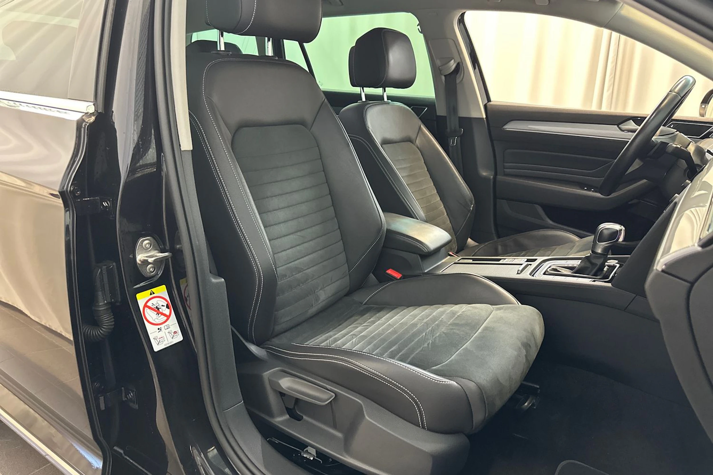 musta Volkswagen Passat 2021 kuva 11.