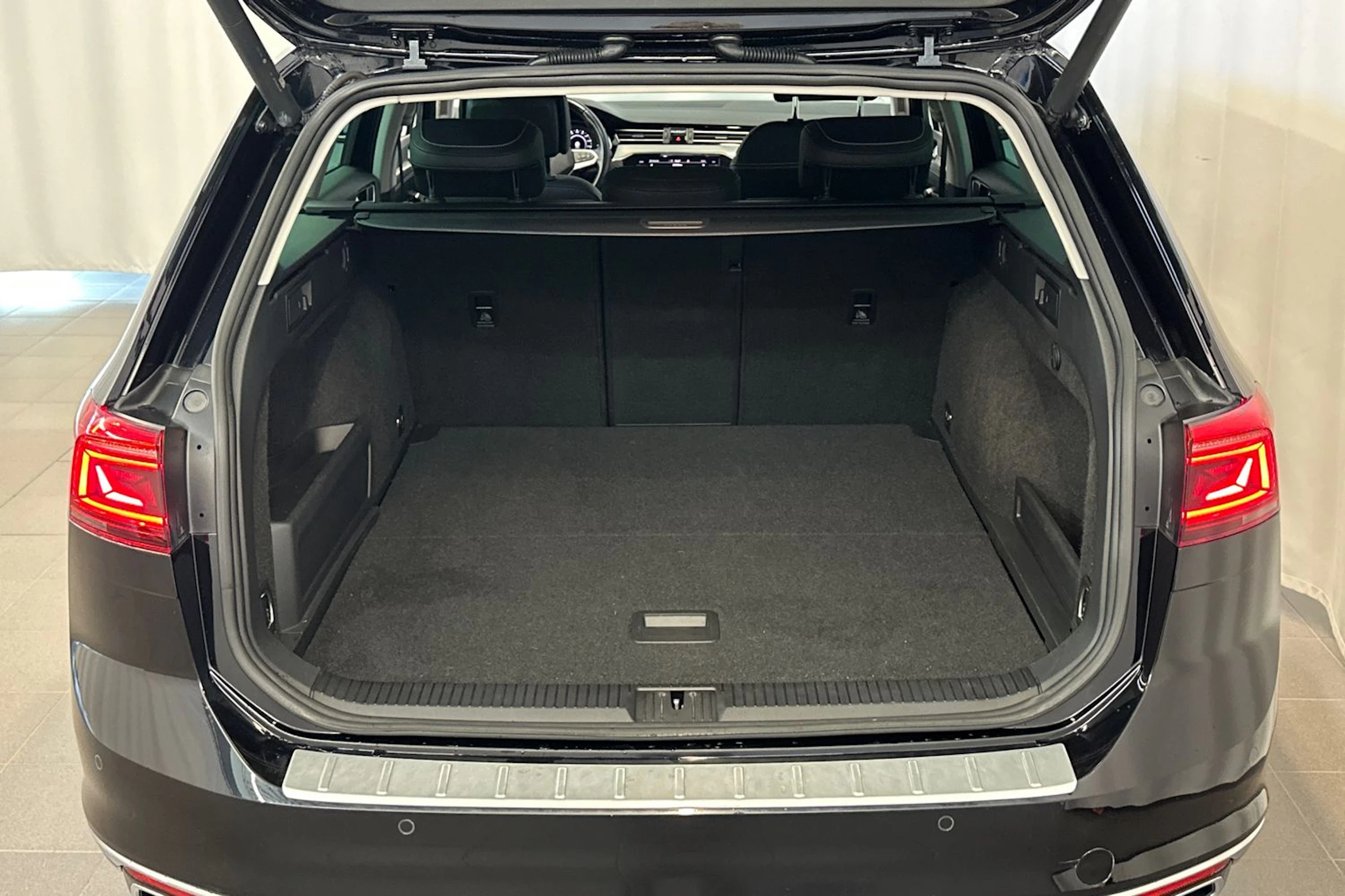 musta Volkswagen Passat 2021 kuva 13.