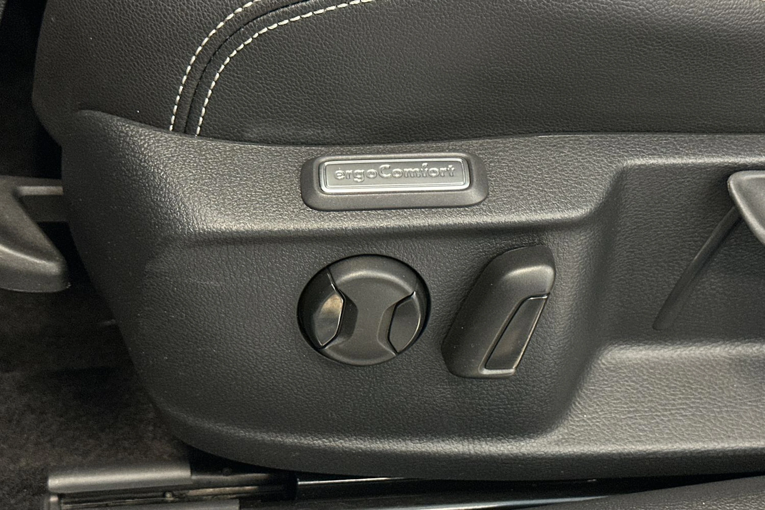 musta Volkswagen Passat 2021 kuva 16.