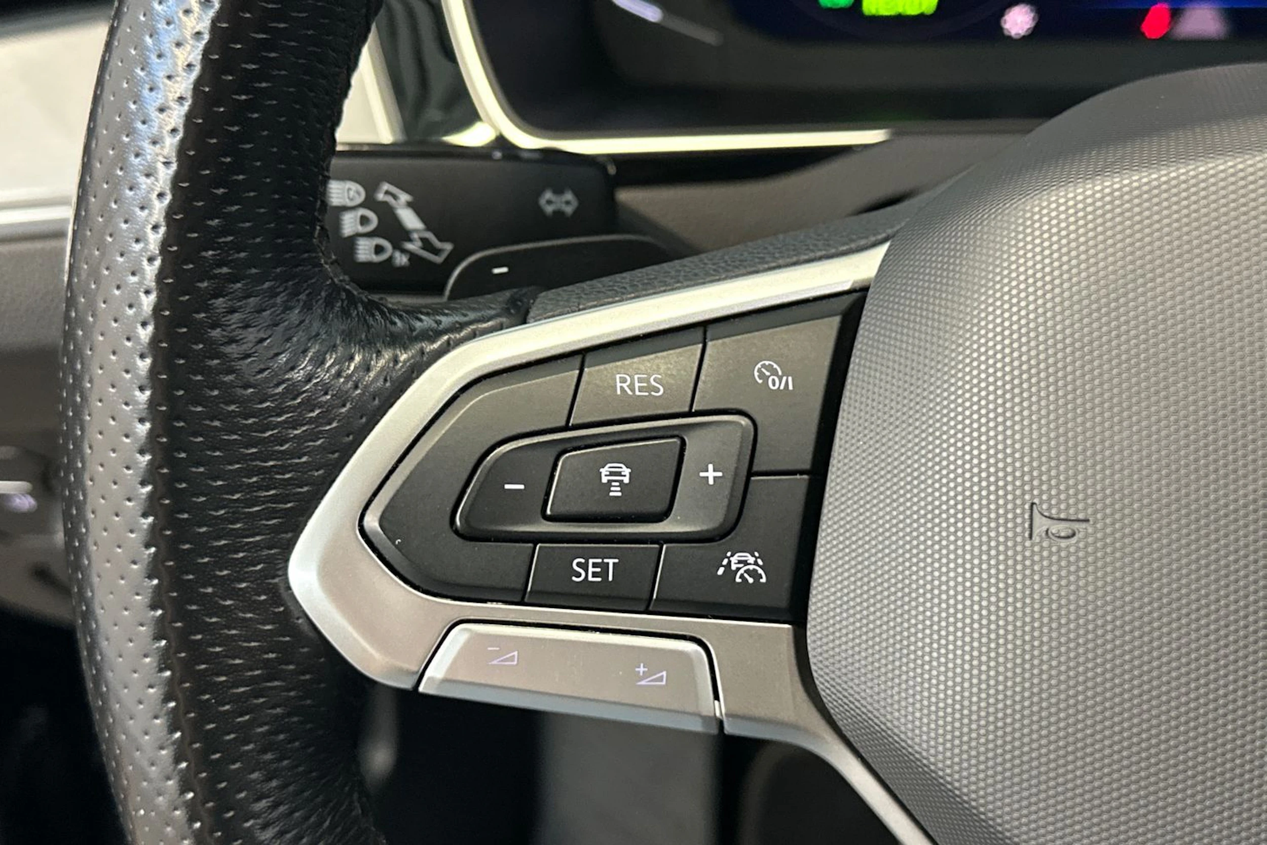 musta Volkswagen Passat 2021 kuva 18.