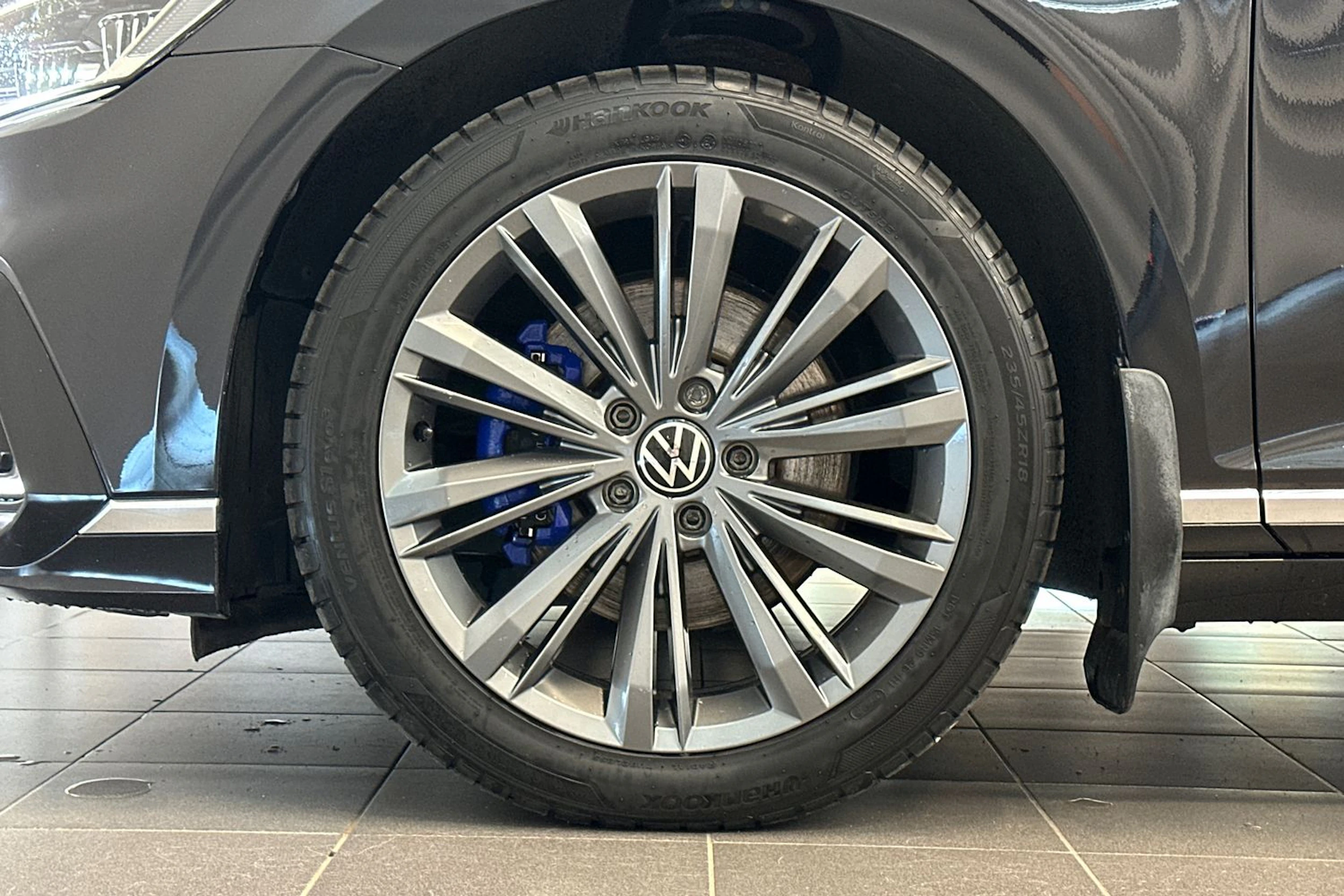 musta Volkswagen Passat 2021 kuva 28.