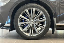 musta Volkswagen Passat 2021 kuva 28.