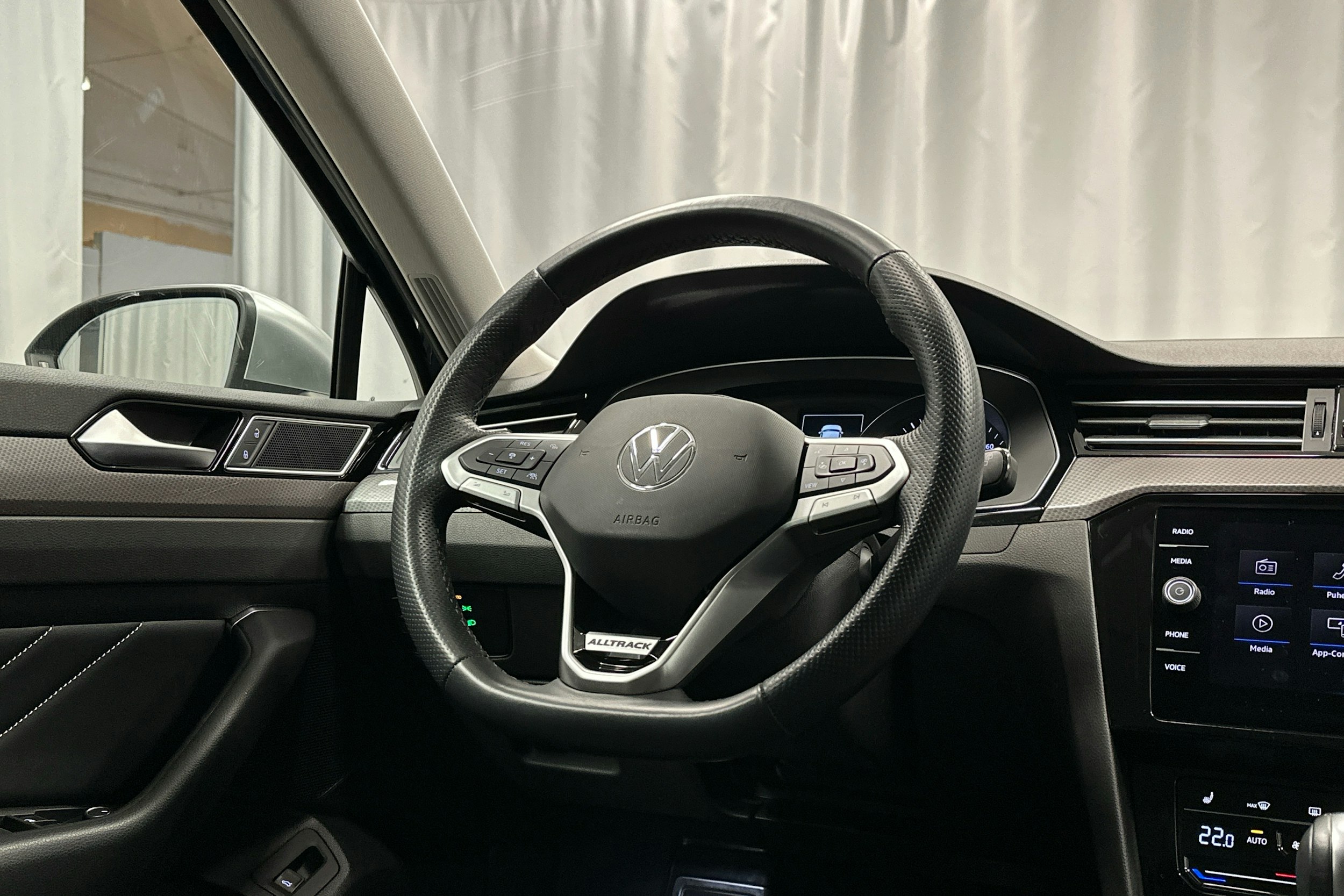 sininen Volkswagen Passat 2022 kuva 9.