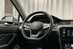 sininen Volkswagen Passat 2022 kuva 9.