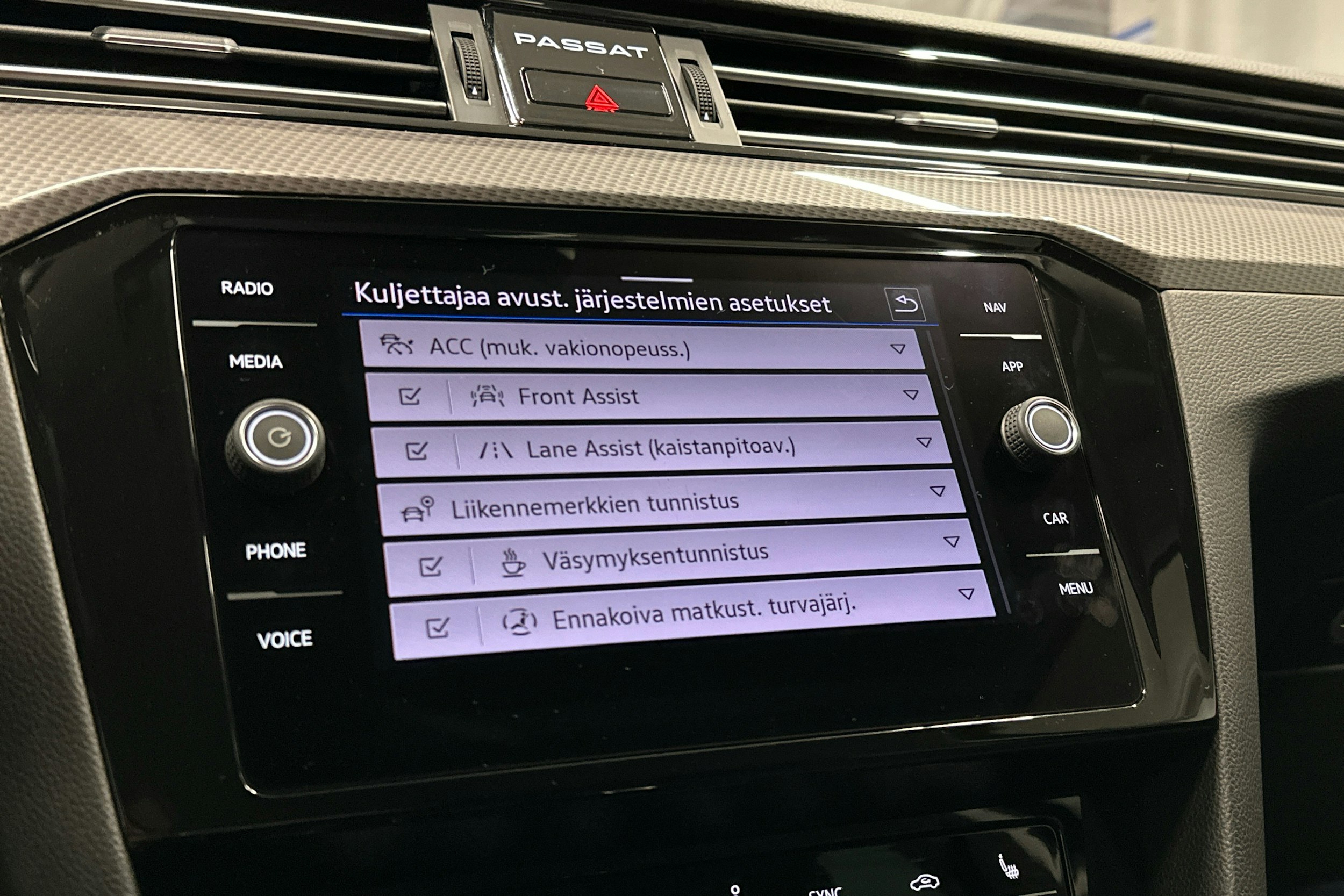 sininen Volkswagen Passat 2022 kuva 17.