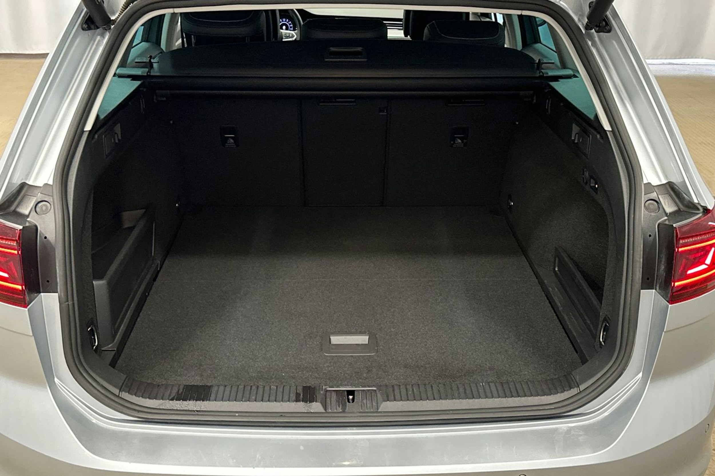 hopea Volkswagen Passat 2022 kuva 26.