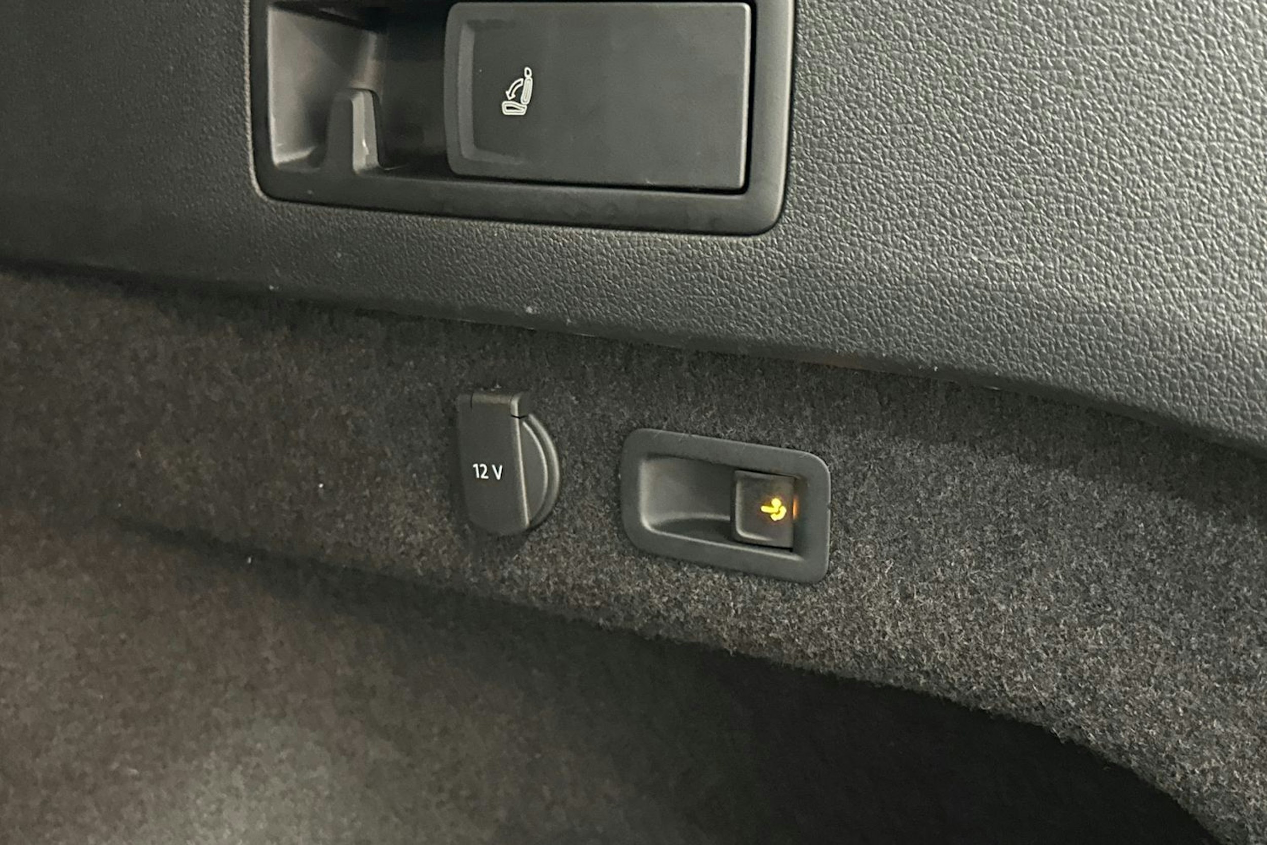 hopea Volkswagen Passat 2022 kuva 28.