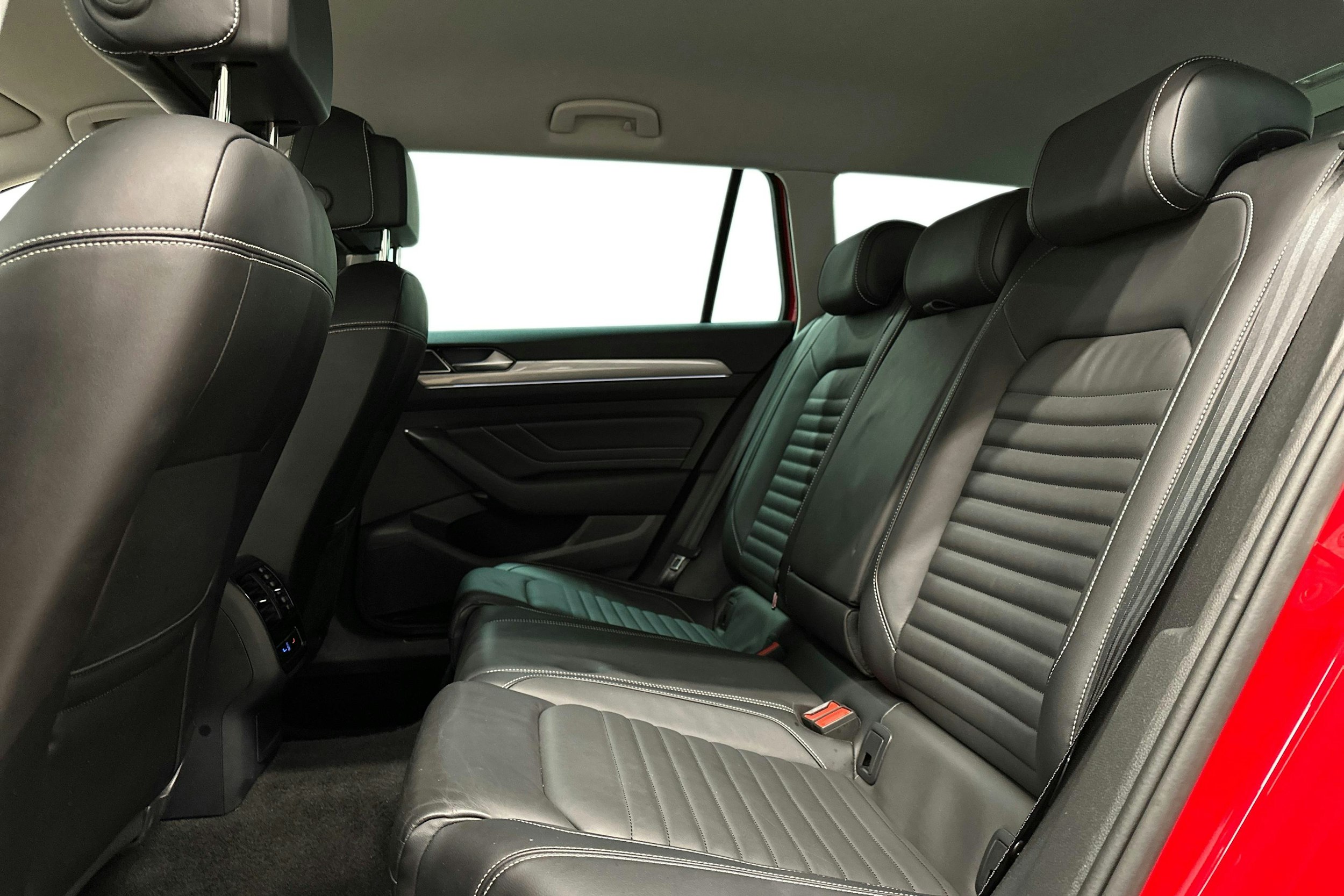 punainen Volkswagen Passat 2022 kuva 10.