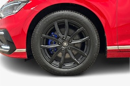 punainen Volkswagen Passat 2022 kuva 11.