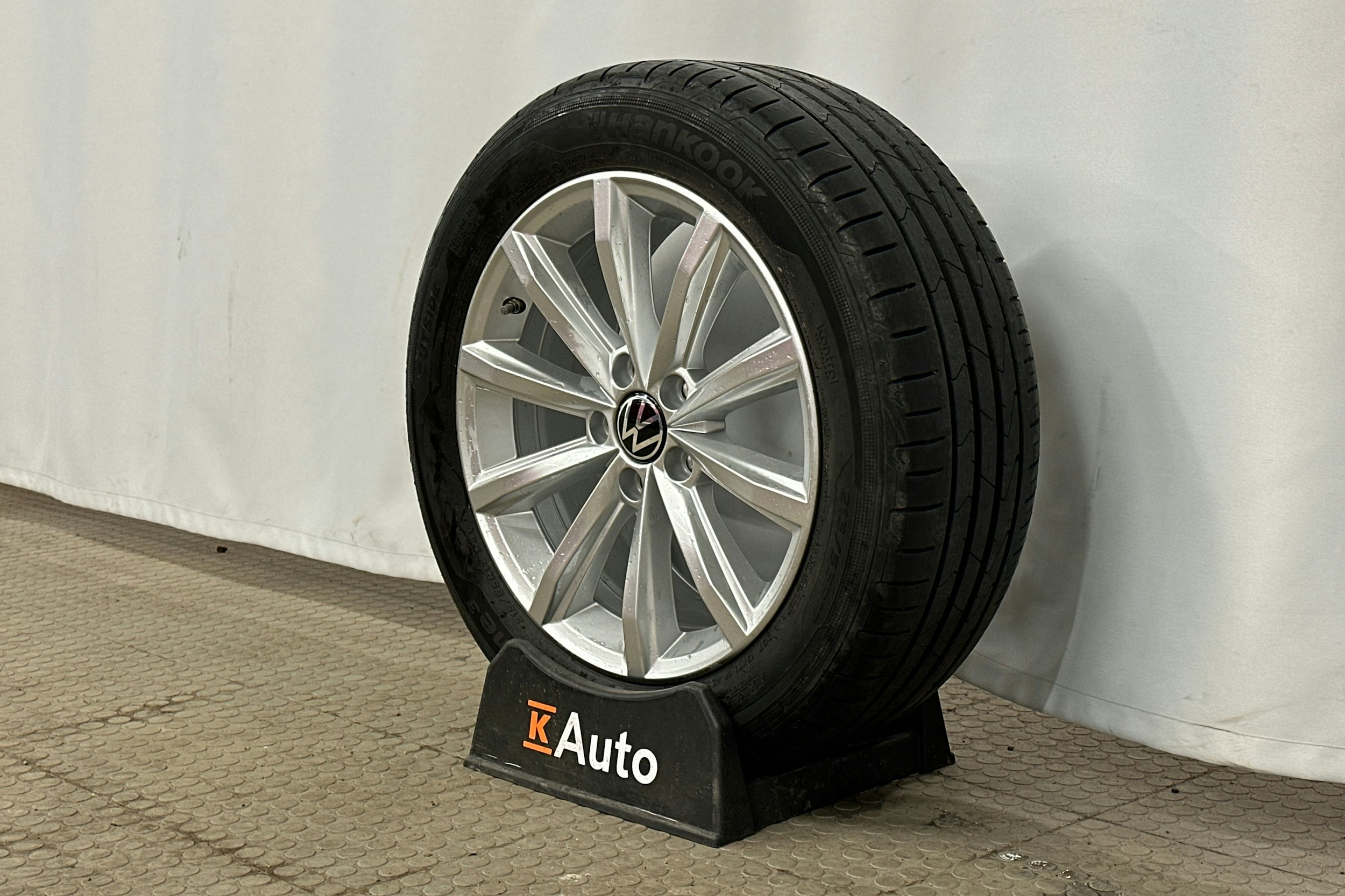 punainen Volkswagen Passat 2022 kuva 13.