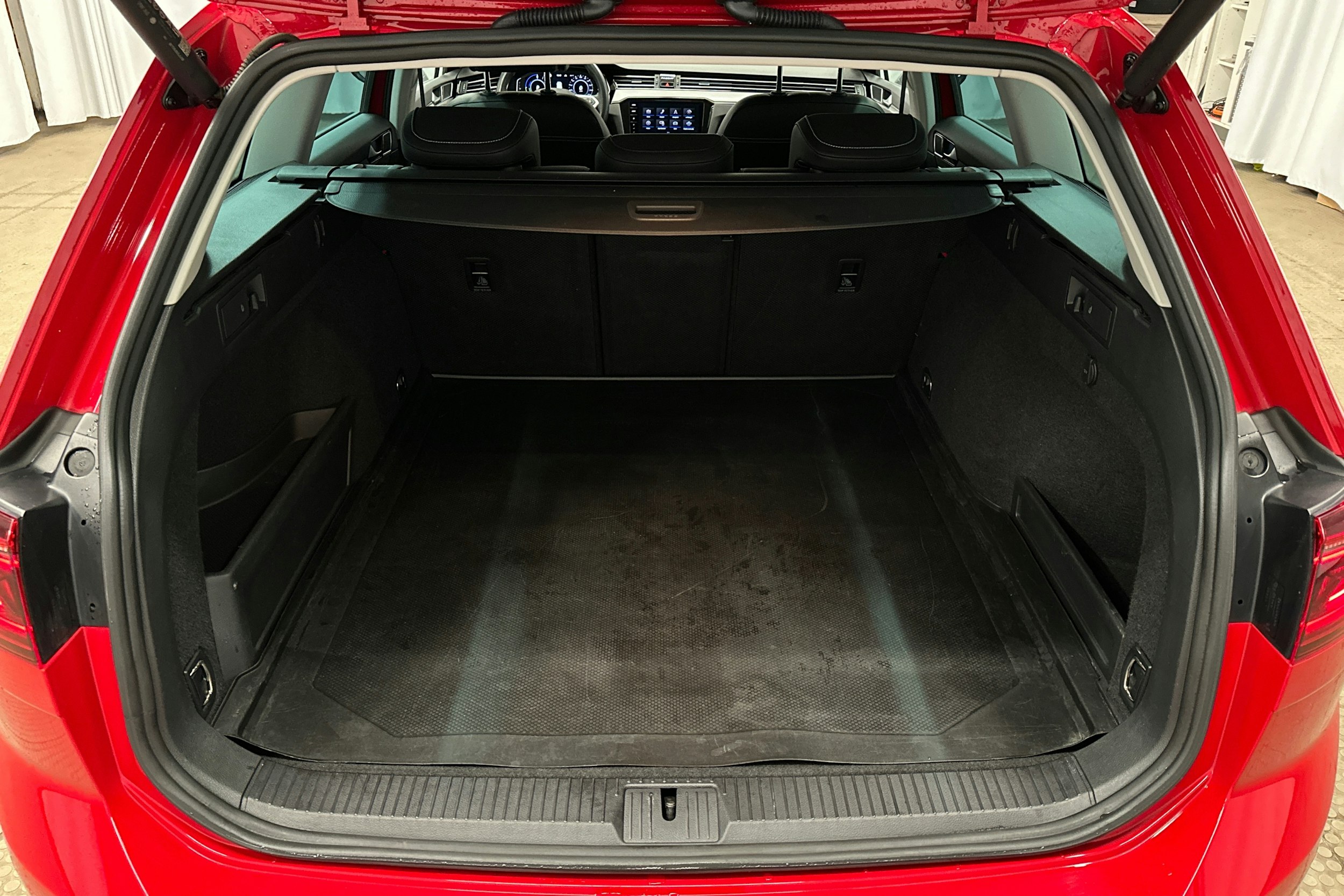 punainen Volkswagen Passat 2022 kuva 14.