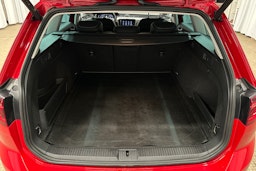 punainen Volkswagen Passat 2022 kuva 14.