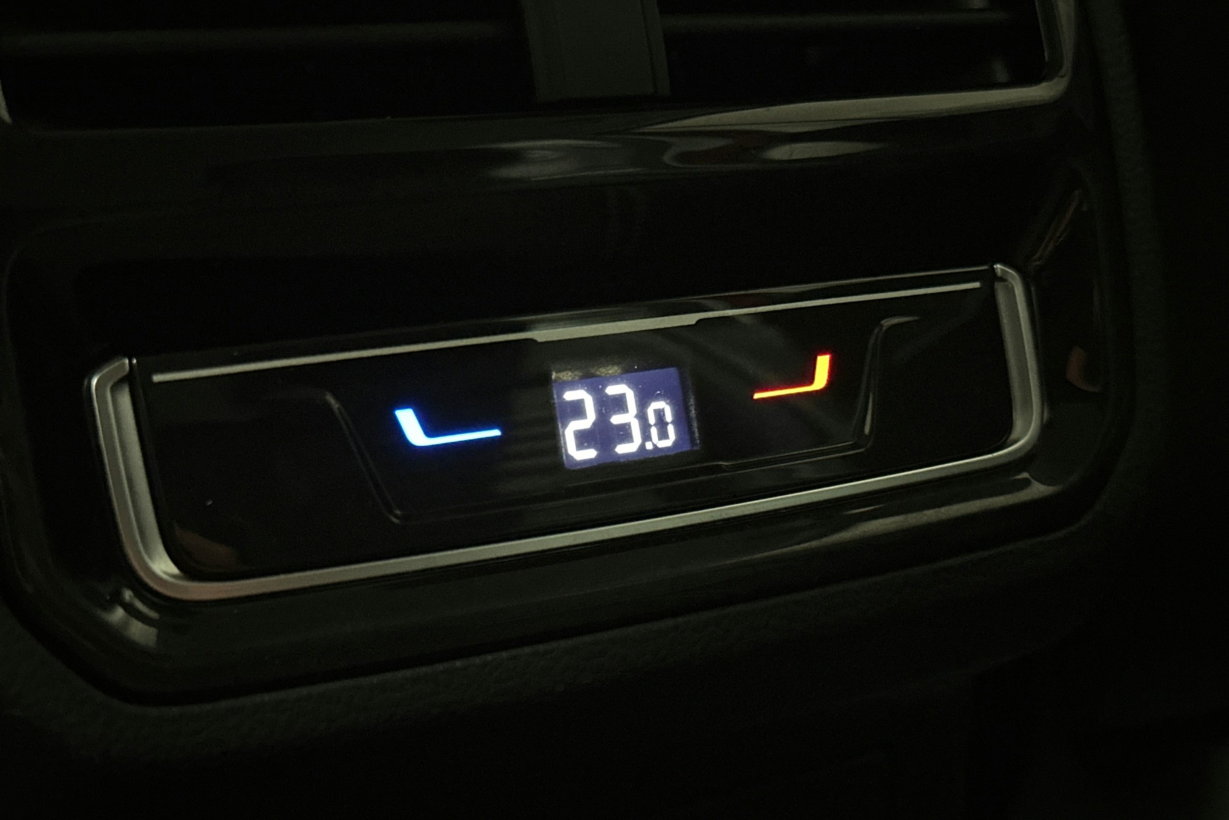 punainen Volkswagen Passat 2022 kuva 16.