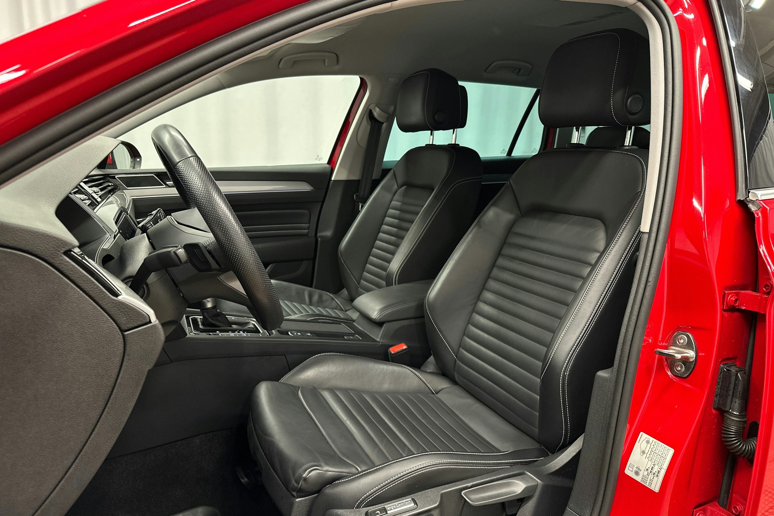 punainen Volkswagen Passat 2022 kuva 17.