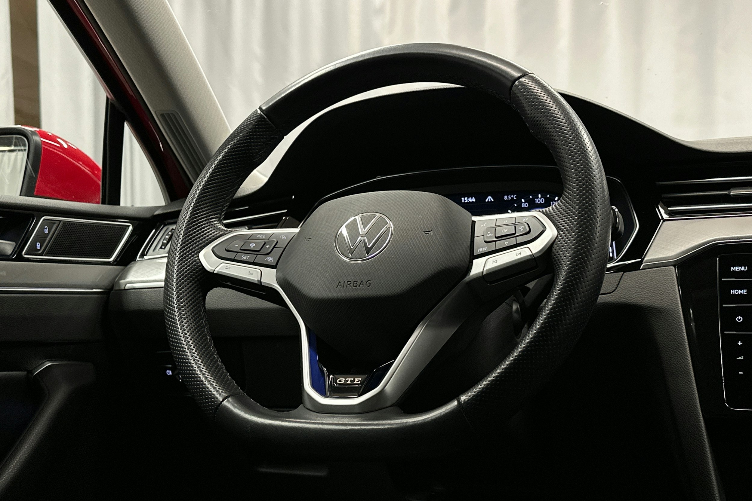 punainen Volkswagen Passat 2022 kuva 18.