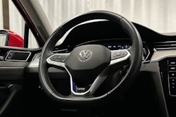 punainen Volkswagen Passat 2022 kuva 18.