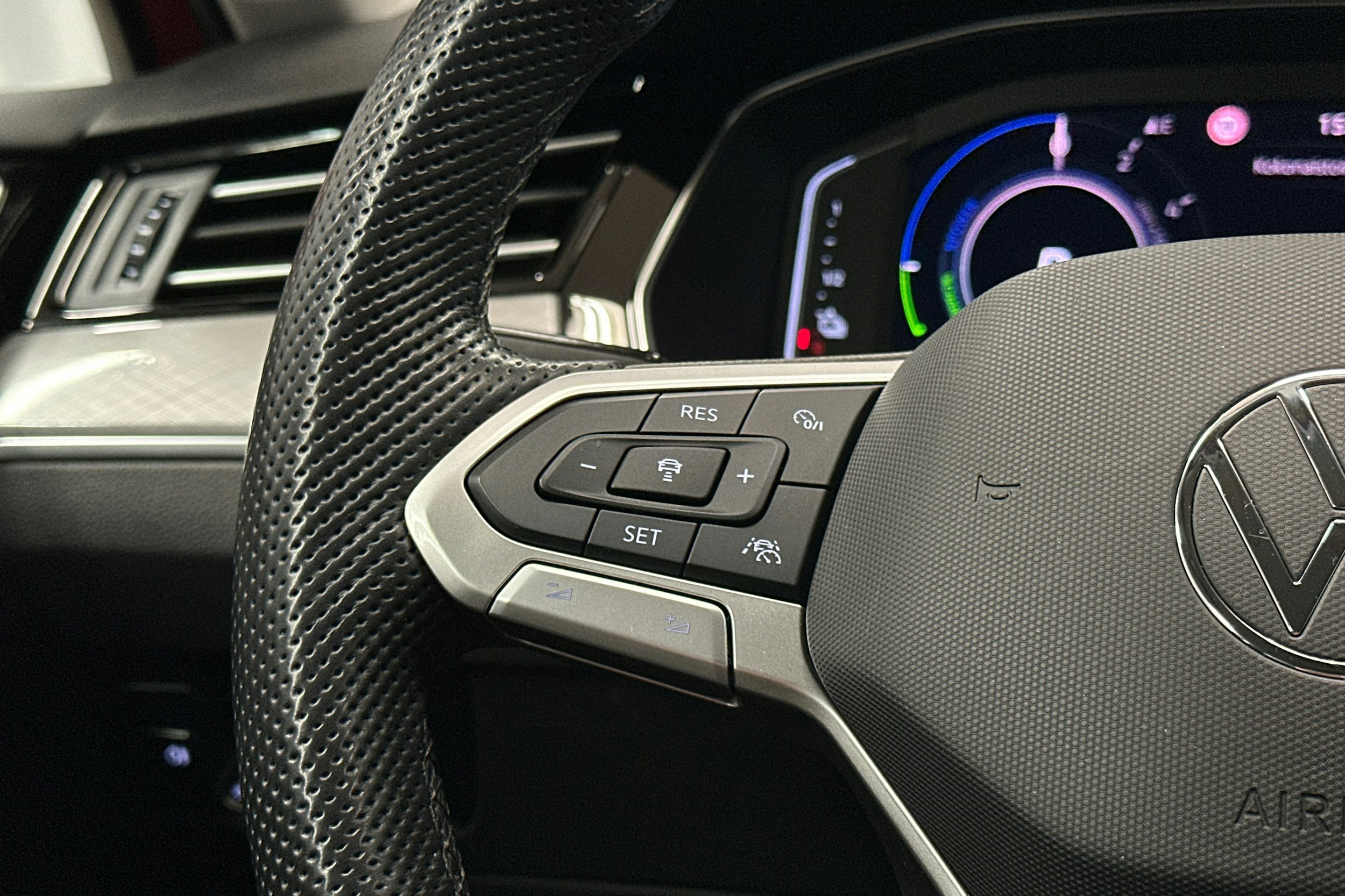 punainen Volkswagen Passat 2022 kuva 19.