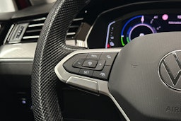 punainen Volkswagen Passat 2022 kuva 19.