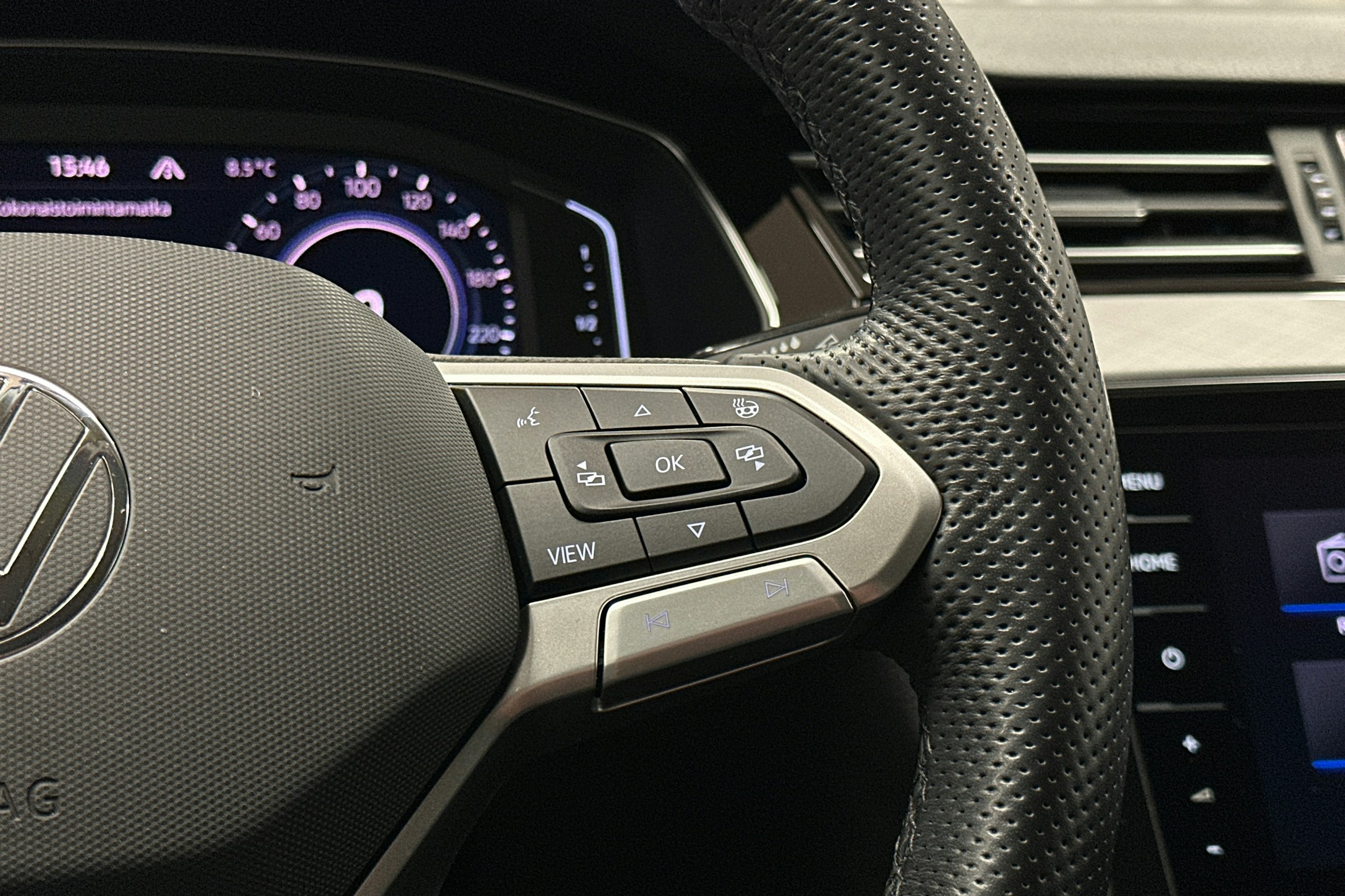 punainen Volkswagen Passat 2022 kuva 20.