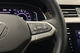 punainen Volkswagen Passat 2022 kuva 20.