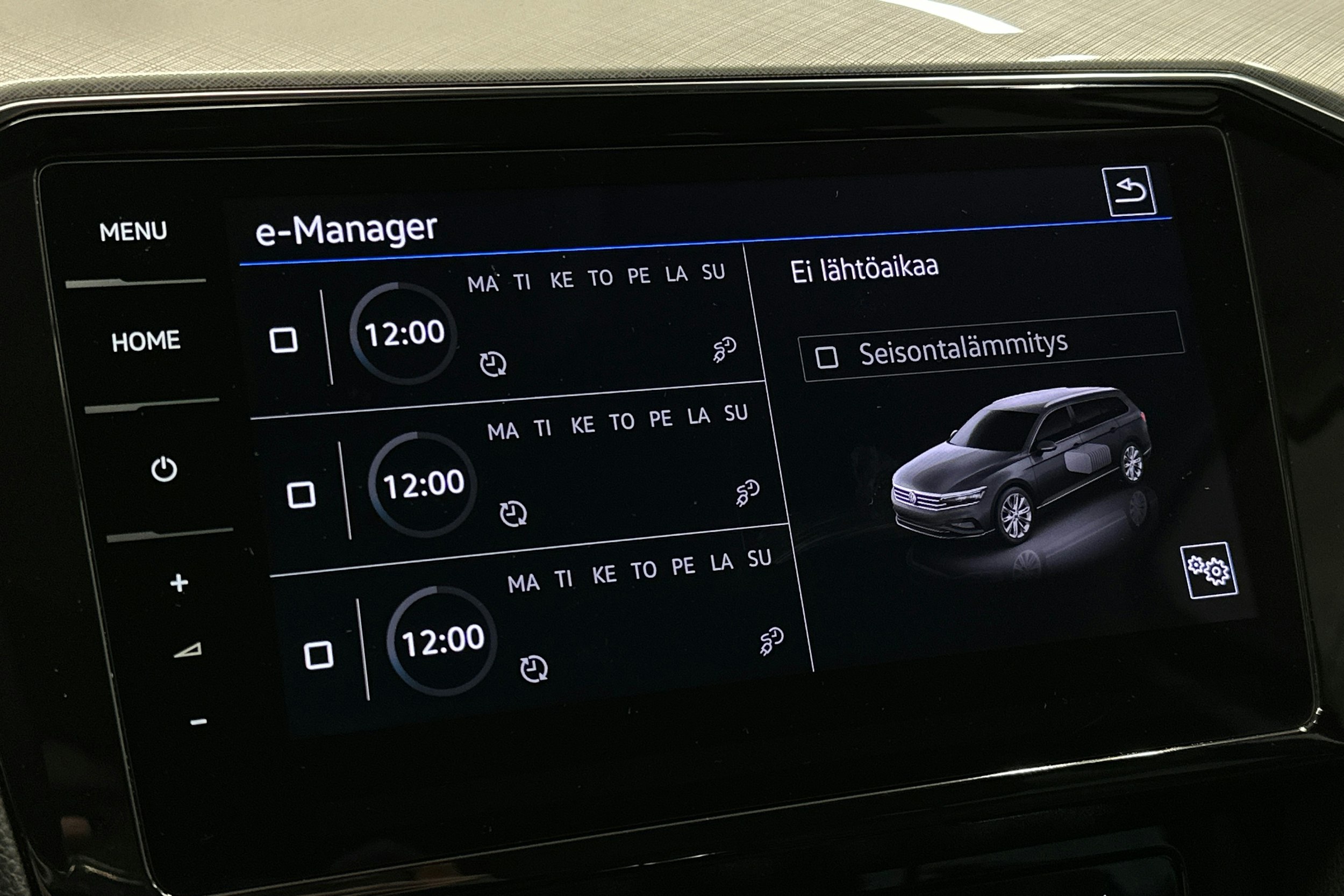 punainen Volkswagen Passat 2022 kuva 22.