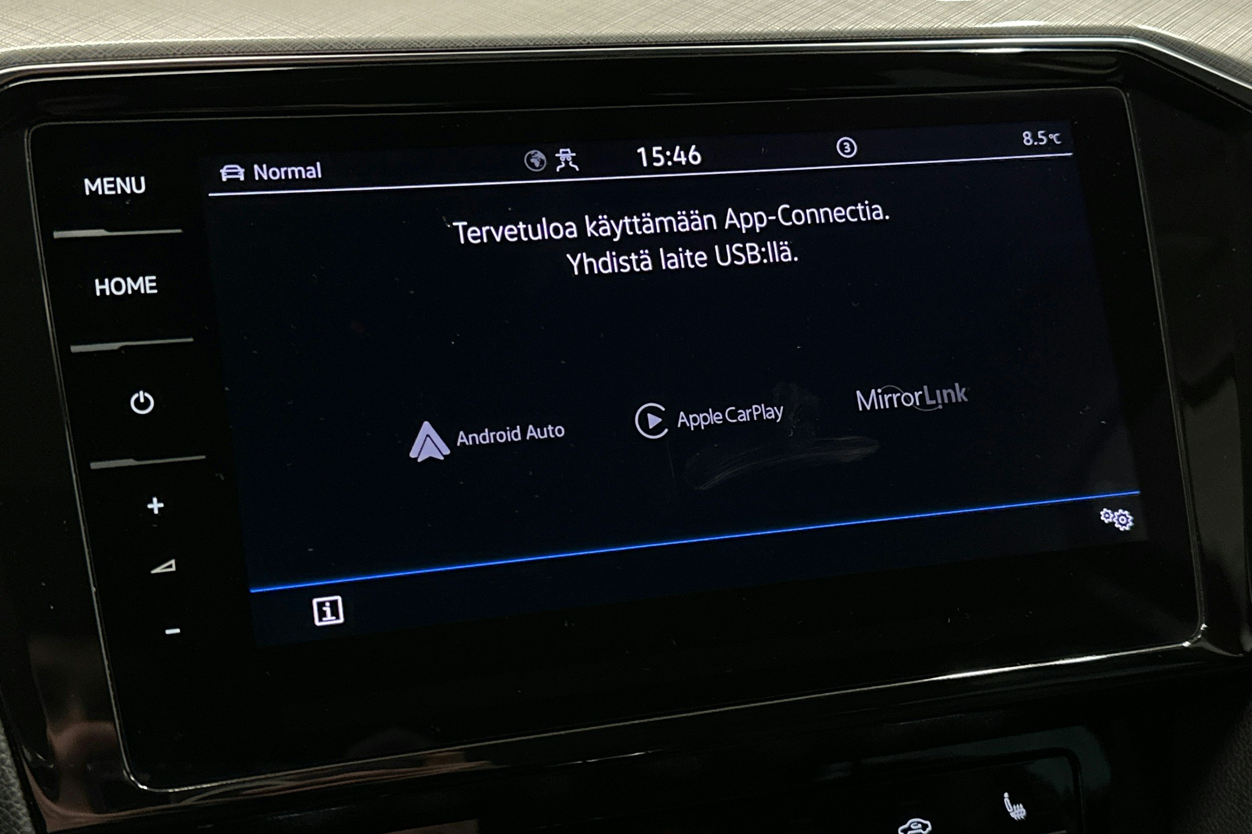 punainen Volkswagen Passat 2022 kuva 23.