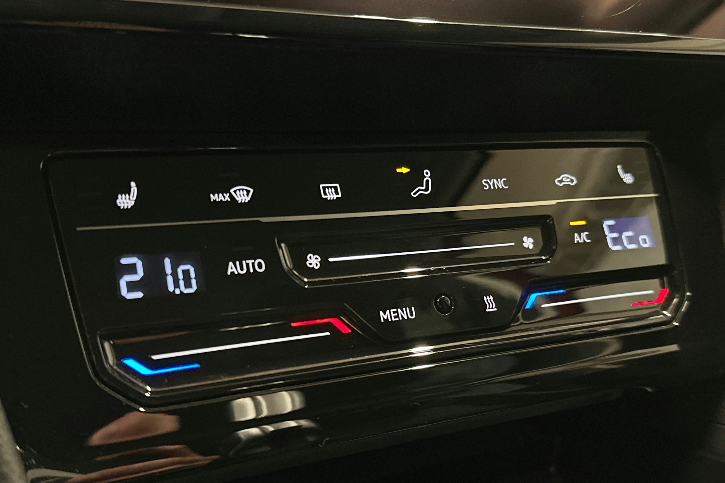 punainen Volkswagen Passat 2022 kuva 26.