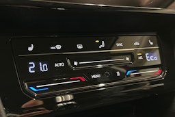 punainen Volkswagen Passat 2022 kuva 26.