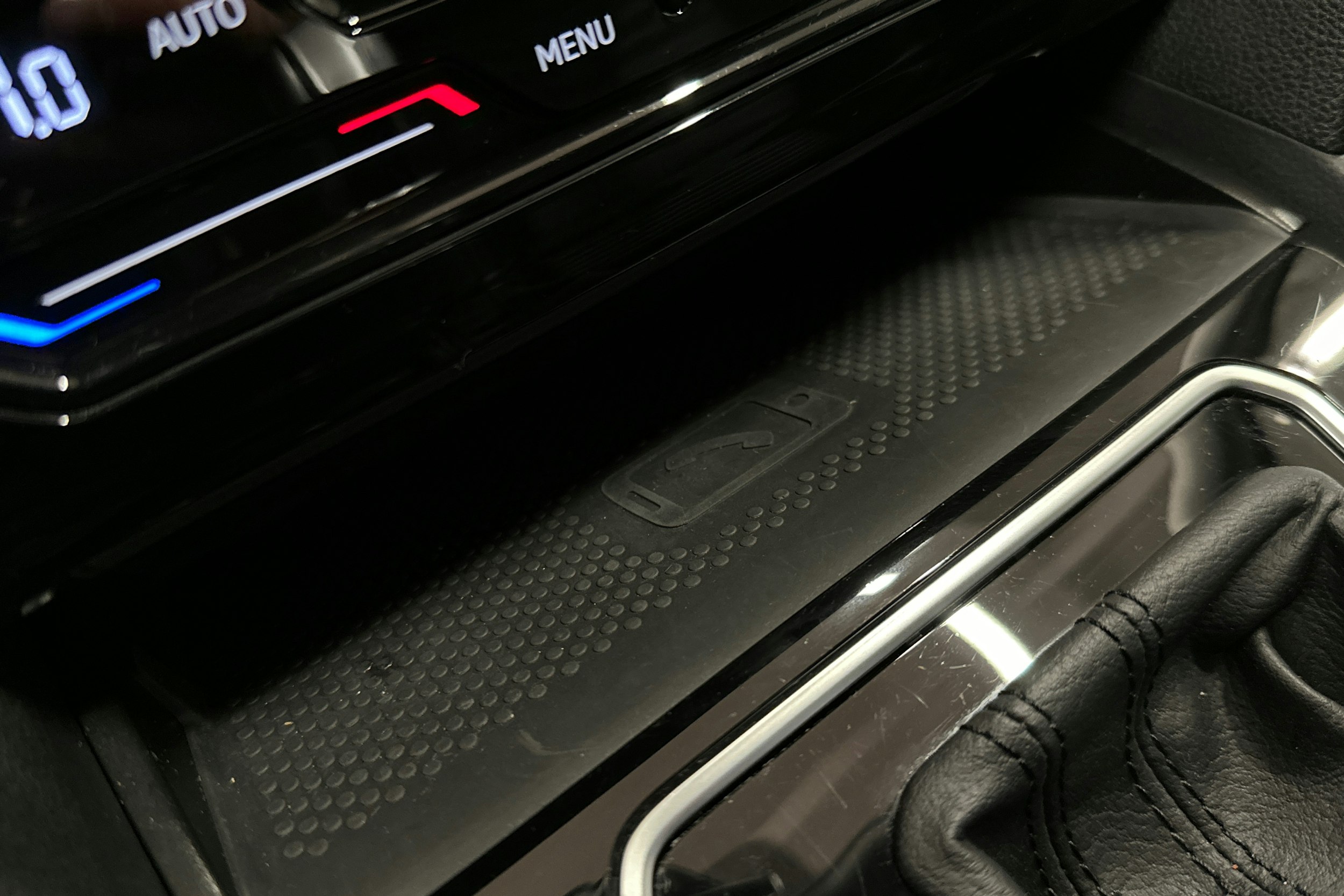 punainen Volkswagen Passat 2022 kuva 27.