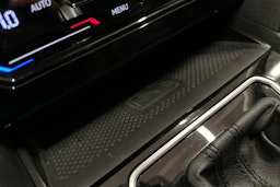 punainen Volkswagen Passat 2022 kuva 27.