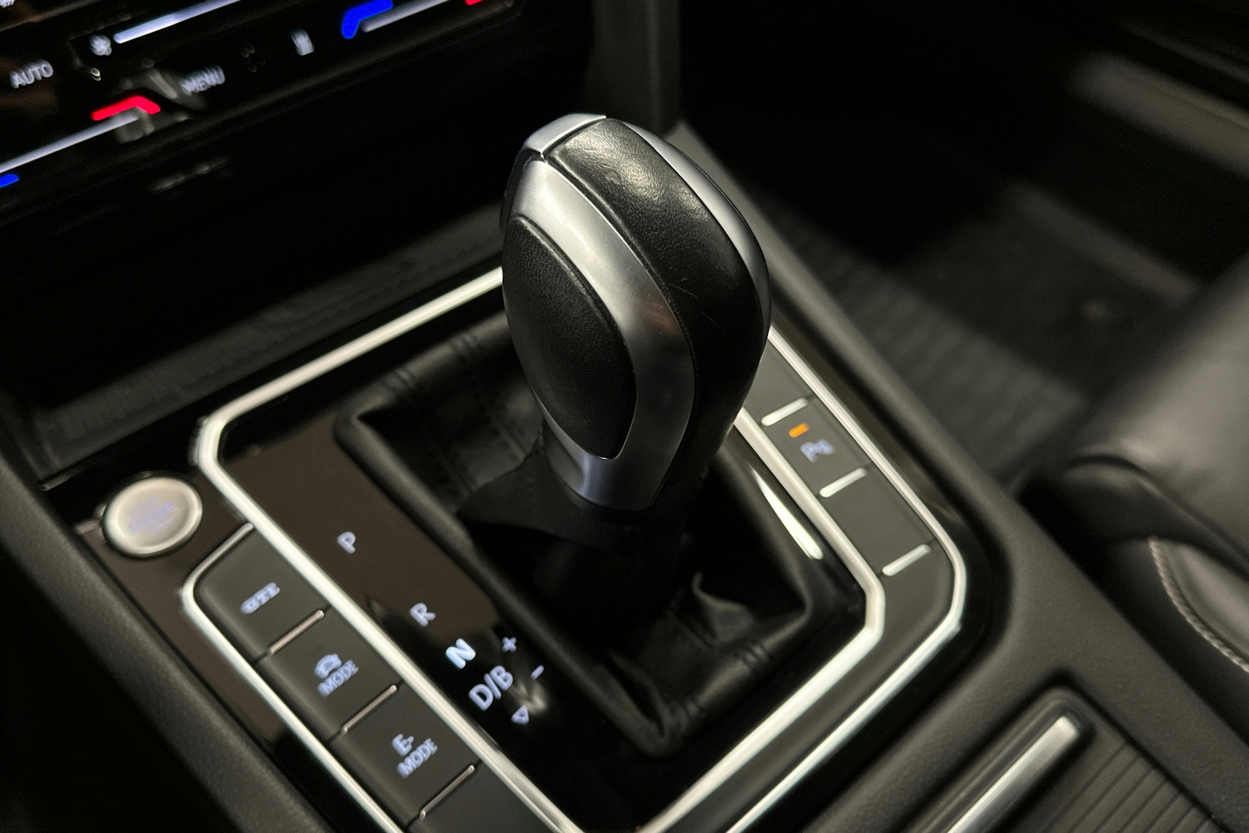 punainen Volkswagen Passat 2022 kuva 28.