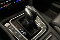 punainen Volkswagen Passat 2022 kuva 28.