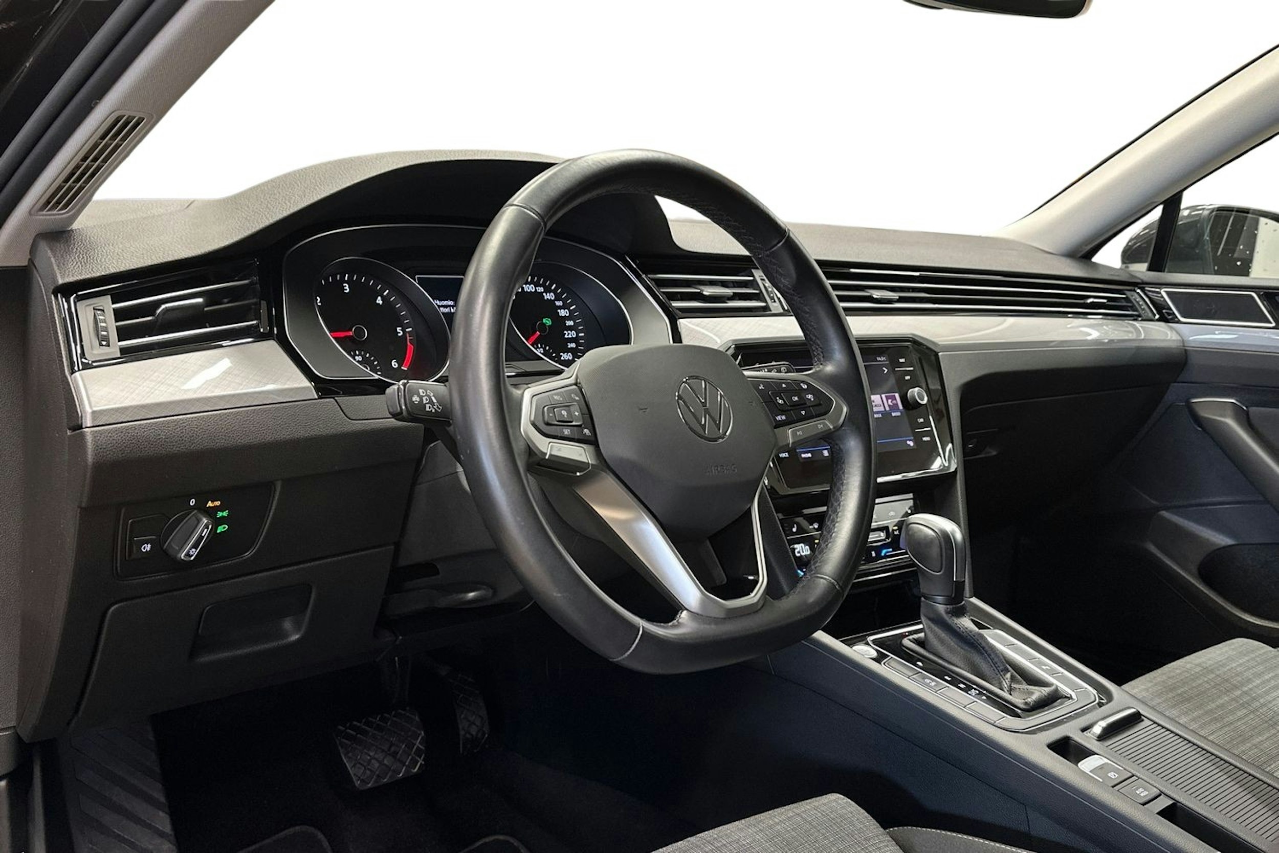 harmaa Volkswagen Passat 2022 kuva 7.