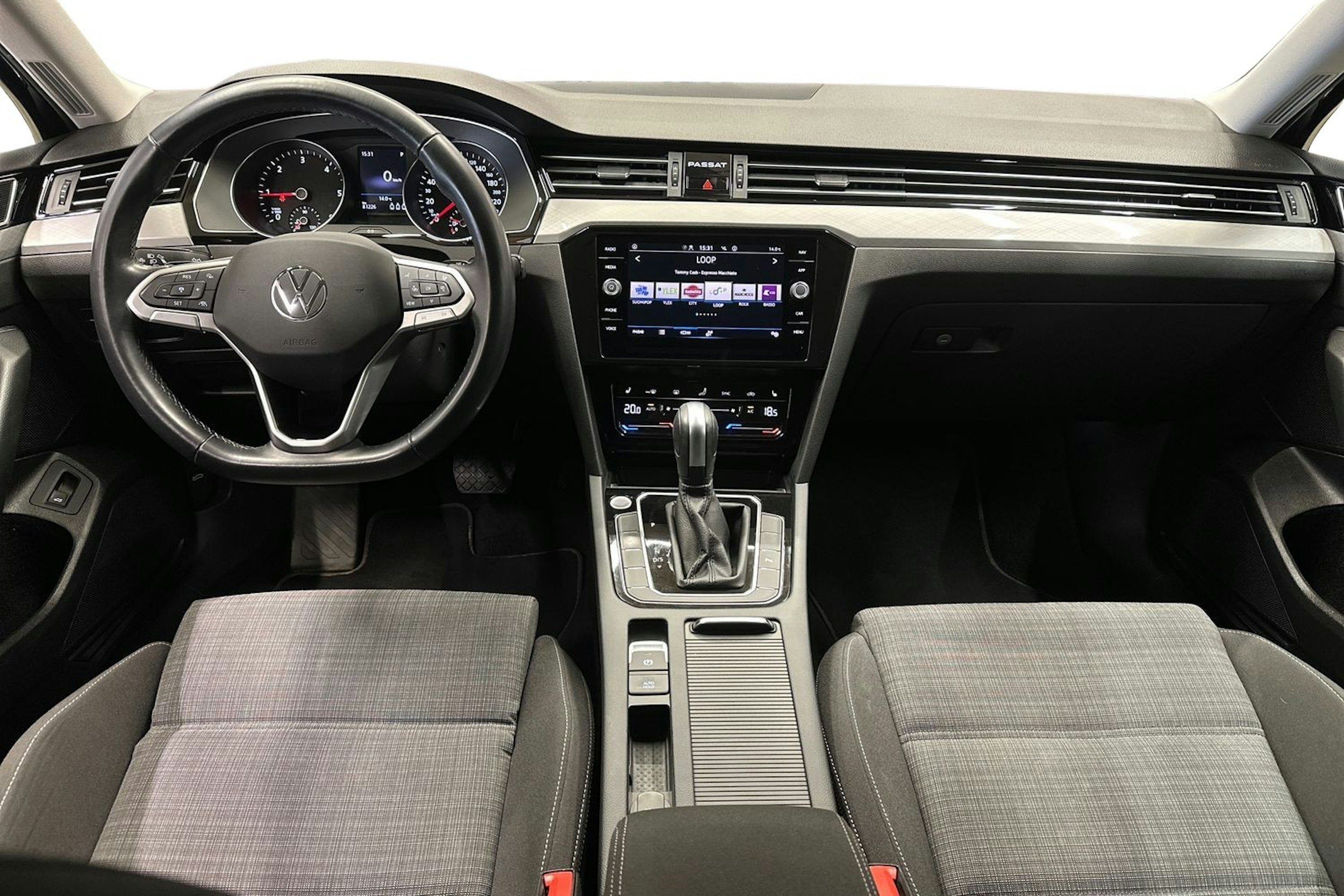 harmaa Volkswagen Passat 2022 kuva 9.