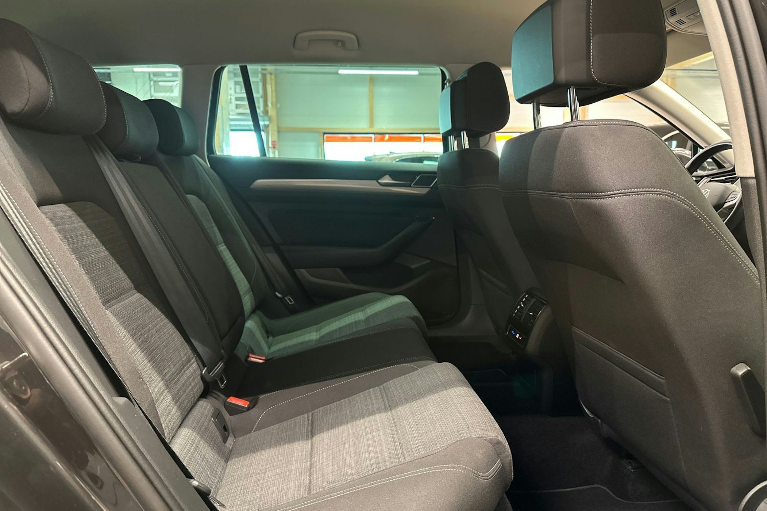 harmaa Volkswagen Passat 2022 kuva 14.